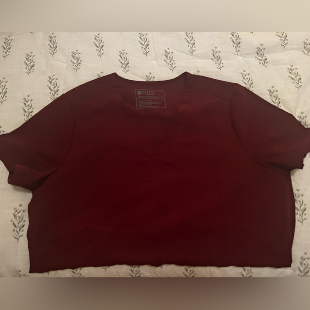 FIGS Casma 3-pocket scrub top. Burgundy.